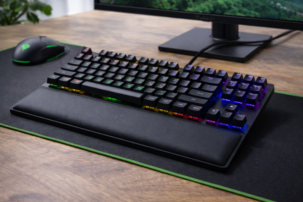 Razer Huntsman V2 Tenkeyless Clicky Optical Switch ゲーミングキーボード 英語 US配列 オプティカルスイッチ クリッキー触感 静音 テンキーレス ダブルショット PBT キーキャップ リストレスト Chroma RGB 【日本正規代理店保証品】 RZ03-03940300-R3M1 Black